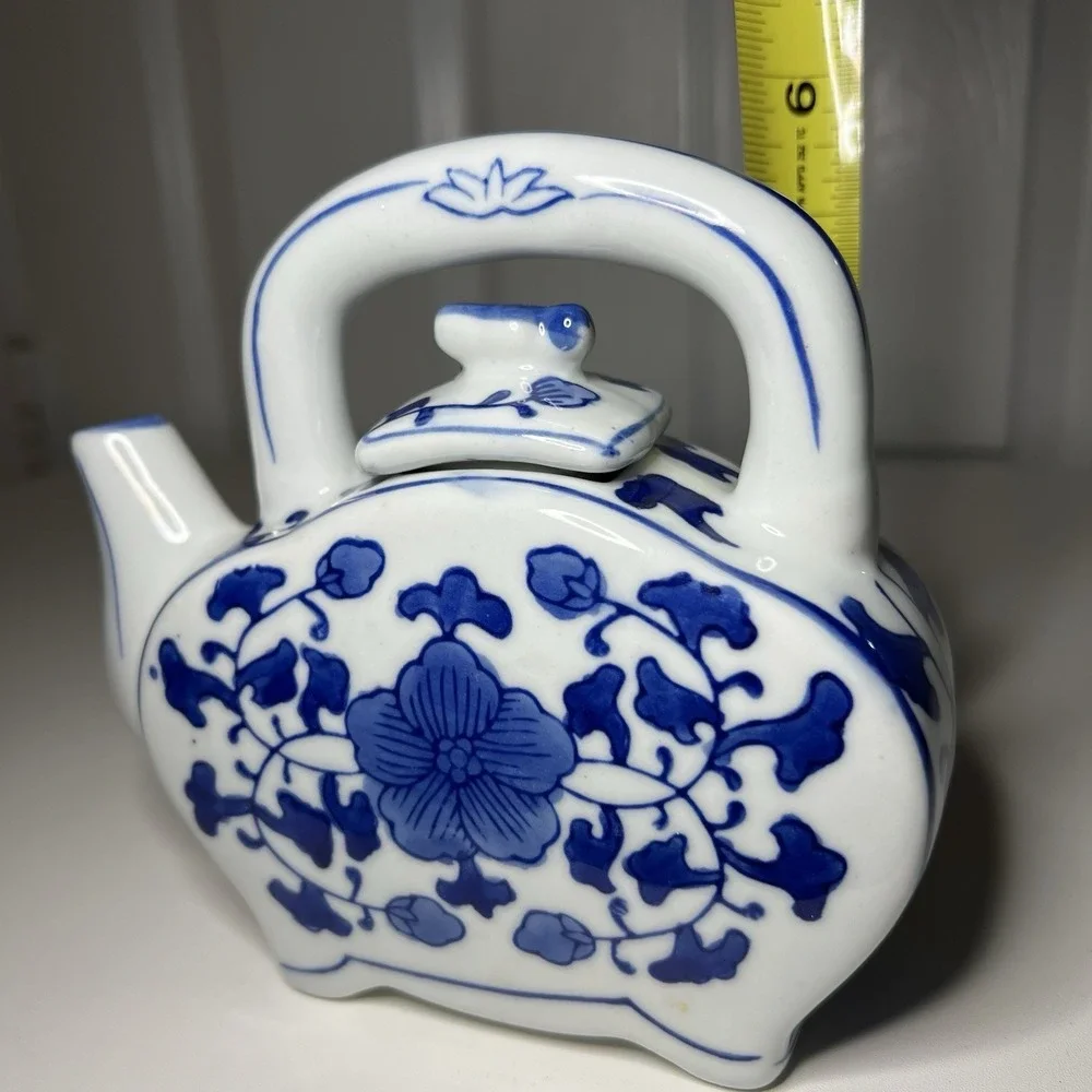Vtg Chinoiserie Asian Oriental Blue and White Floral Ceramic Porcelain Teapot 6